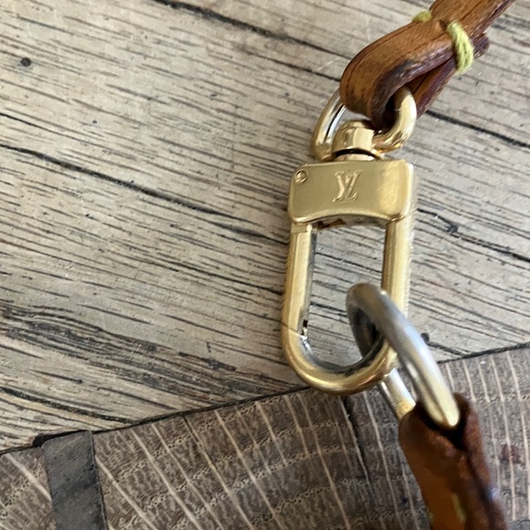 Louis Vuitton Monogram Pochette. - Picture 4 of 8